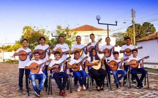 Ainda jovens os oeirenses aprendem a tocar bandolim